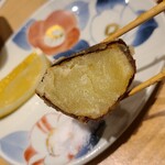 日本橋 蕎ノ字 - ㉒馬鈴薯(北海道十勝産、1.5時間揚げ)【塩】&【天つゆ】
      薩摩芋なの？と思うくらい甘みがありました
      低温での長時間揚げはプロならではなので、じっくりと味わいました