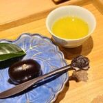 日本橋 蕎ノ字 - ㉘黒大奴(くろやっこ)《静岡県島田市の清水屋》【濾餡を羊羹で包んだもの】
      漉餡がギュッと詰まった羊羹というかほぼ餡という感じ、初めて頂きましたが良い緑茶と合わせたからか、より美味しいと感じました