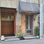 日本橋 蕎ノ字 - 東京メトロ日比谷線人形町駅から徒歩3分の「日本橋 蕎ノ字」さん
      御影石タイル貼り壁&腰高迄の木板張り壁、鋼板葺きの木製庇、店名入りの濃い黄茶緑の暖簾、高級感がありつつも親しみ易さも醸し出している佇まい