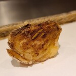 日本橋 蕎ノ字 - ⑳新玉葱(静岡県掛川産)【塩】&【天つゆ】
      玉葱から出た糖分が焦げて付着して衣の色が濃くなっていますが其程に甘いということ
      玉葱自体も程好い軟らかさ仕上げてあります