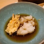 日本橋 蕎ノ字 - ⑦車海老の頭《海老味噌有》【天つゆ】
      熱々の揚げ立てをジュッという音と共に天つゆの器に直接入れて下さいます
      パリパリの衣と天つゆと大根おろし、油をサッパリさせつつ楽しみます