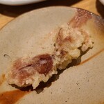 日本橋 蕎ノ字 - ⑪蛍烏賊(富山県産)【そのまま】
      この大きさは多分、滑川沖の雌の蛍烏賊だろう
      鮮度の良い生の蛍烏賊は内臓の苦味や臭みを感じることもなく、身の旨みと内臓のコクだけ楽しめるクリアーな味わいでした