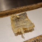 日本橋 蕎ノ字 - ⑯太刀魚(静岡県駿河湾産)【塩】
      お刺身やお鮨に使うドラコンクラスではなく脂がのり過ぎない指3.5本クラス、天麩羅にはそれくらいの方が合う気がします
      加熱され脂が活性化しますし、衣の油もありますしね