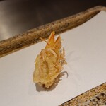 日本橋 蕎ノ字 - ⑥車海老の頭《海老味噌有》【塩】
      こちらの車海老の頭は海老味噌付き、海老味噌の濃いめな旨み&甘み、そして香りも一緒に口腔内に拡がります
      脚のパリパリ食感が好きなので嬉しかった