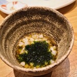 日本橋 蕎ノ字 - ①蕎麦の実&海苔、醤油&鰹節の出汁浸し
      蕎麦の香りからスタートする蕎麦屋さんらしい始まり