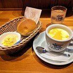コメダ珈琲店 伊東店 - コーンスープに、ローブパン(バター)、手作りたまごペースト(540円)。