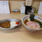 煮干鰮らーめん 圓 - カレーライスも着