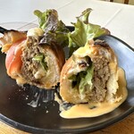 カフェコテージ KINZA - 自家製チーズハンバーグカスクートcut