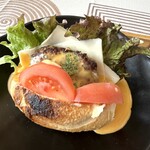 カフェコテージ KINZA - 自家製チーズハンバーグカスクート