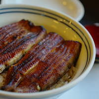 鰻割烹 伊豆栄 本店 - 鰻丼（むなぎどんぶり）蓋（ふた）去（さ）りしところ