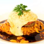 【王道の極み】トマトチーズハンバーグのデミグラスオムライス 1,980円（税込 2,178円）