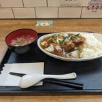 王記厨房 - 窓際で食べます。お肉が柔らかく、ごろごろあります
