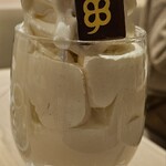 よつ葉ミルクプレイス - よつ葉の白いパフェ(背が高いのでお写真難しい…