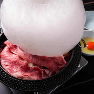 見ても楽しめる、綿あめで作る近江牛すき焼き。