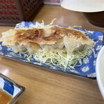 江ちゃんラーメン - キャベツも良き一口餃子様