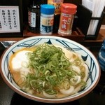 丸亀製麺 - 冷たいかけうどん　温玉のせ
            黄身がつぶれてるょ(T_T)