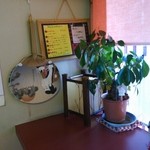 つつきや - 手作り感満載な店内が暖かい雰囲気。