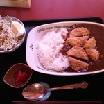 一口カツカレー・サラダ付（通常700円・ランチパスポートで500円）