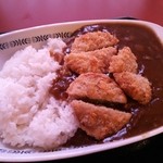 一口カツカレー・サラダ付（通常700円・ランチパスポートで500円）