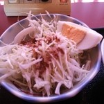 一口カツカレー・サラダ付（通常700円・ランチパスポートで500円）