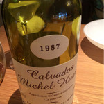 Point - 食後酒にはリンゴのお酒のビンテージ（８００円）。