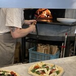 Pizzeria Cor a Cor - 薪でさくっと焼く