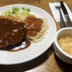 レストラン ロッシュ - 付け合わせはトマトソースのスパゲティとサラダ