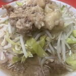ラーメン二郎 - 麺量半分。　にんにくなしの油