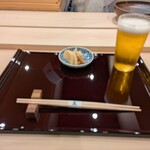 匠 誠 - バラちらしの到着待ち。漬物つまみにビールで一杯