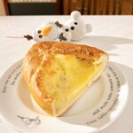 リトルマーメイド - デンマークチーズのパン 248円