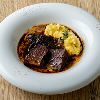 なにわ黒牛すね肉の赤ワイン煮込みと季節のピュレ