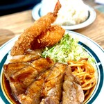 キッチン あずま - ・厚切トンテキ…ライス・みそ汁付+盛り合わせ（カニコロ・エビフライ付）　　奥に見える山盛りご飯。
