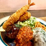 キッチン あずま - ・煮込み3バーグ ＊数量限定…ライス・みそ汁付 +盛り合わせ（カニコロ・エビフライ付）　　　素晴らしい景観♪