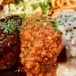 キッチン あずま - ・煮込み3バーグ ＊数量限定…ライス・みそ汁付 +盛り合わせ（カニコロ・エビフライ付）　　綺麗です♫