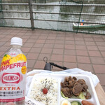 栄屋肉店 - 碑文谷公園でボートを望み焼肉弁当♡