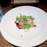 イル・クアドリフォーリオ - 地鶏のロースト　スナップえん豆のクレーマーと赤ワインソース