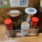 長尾中華そば  - 卓上調味料の数々、パンチ欲しい人は麺ダレぶっ掛けてみてくれ！きっと最高に会うから！