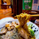 長尾中華そば  - 麺はウドンみたいな食感及び啜り具合でした。