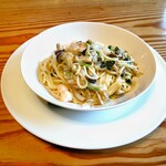 Repos - 茸と海老クリームパスタ(セット1300円)。