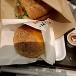 サンマルクカフェ ラゾーナ川崎店 - ケシの実をちりばめている　あんぱんを　気に掛けていたSAINT MARCにて　いやァ～…プチぷチのケシの種子が、実に美味しかったであります。こちらのトッピングの仕方が、正に栗の実みたいだなァと、思い