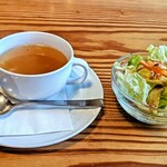 Repos - ランチセットの、当日のスープとサラダ。