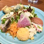 フタツボシ - ◯前菜サラダ＋キッシュ
      ・葉野菜サラダ
      ・ベーコンとほうれん草のキッシュ
      ・カナッペ
      ・鰆のマリネ
      ・キャロットラペ
      ・スイートチリソースのポテトサラダ
      ・蒸し鶏のマリネ
      ・タコのバジルマリネ