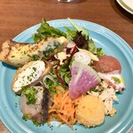 フタツボシ - ◯前菜サラダ＋キッシュ
      ・葉野菜サラダ
      ・ベーコンとほうれん草のキッシュ
      ・カナッペ
      ・鰆のマリネ
      ・キャロットラペ
      ・スイートチリソースのポテトサラダ
      ・蒸し鶏のマリネ
      ・タコのバジルマリネ