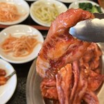 馬山館 - ミニミニトングでカルビをあげたー