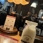 アルペンジロー 本店 - バニラ感強めのラッシー。どろどろ感はなく、さらりとした舌触り。今日はブルーベリーをオーダー。