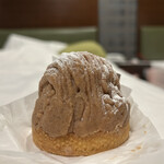 PATISSERIE L11S - ちょうどいい塩梅のさっくり感を誇るタルト台に、洋栗ベースのコク深いマロンペースト、中に閉じ込められた渋皮モンブランの大きさとクオリティはまさに特級品。これは自分で掘り当てて欲しい、栗好きはマストバイ！