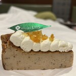PATISSERIE L11S - 香るアールグレイ生地の滑らかなチーズケーキは延々と突いていたい逸品。昨晩あれだけチーズに溺れたのに、今晩もまた誘惑に屈してしまった。シャンティも甘さ控えめで、マーマレードの苦さと酸味も良いアクセント！
