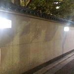 あつた蓬莱軒 本店 - 平日のお昼でも開店前にこの壁の長さの人が並ぶそうです。