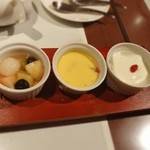 神田 雲林 - デザート3点盛り
      
      杏仁豆腐、グレープフルーツとマンゴーのタピオカココナッツミルク、フルーツ