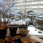緑亭 - 雪景色の中庭を眺めながら